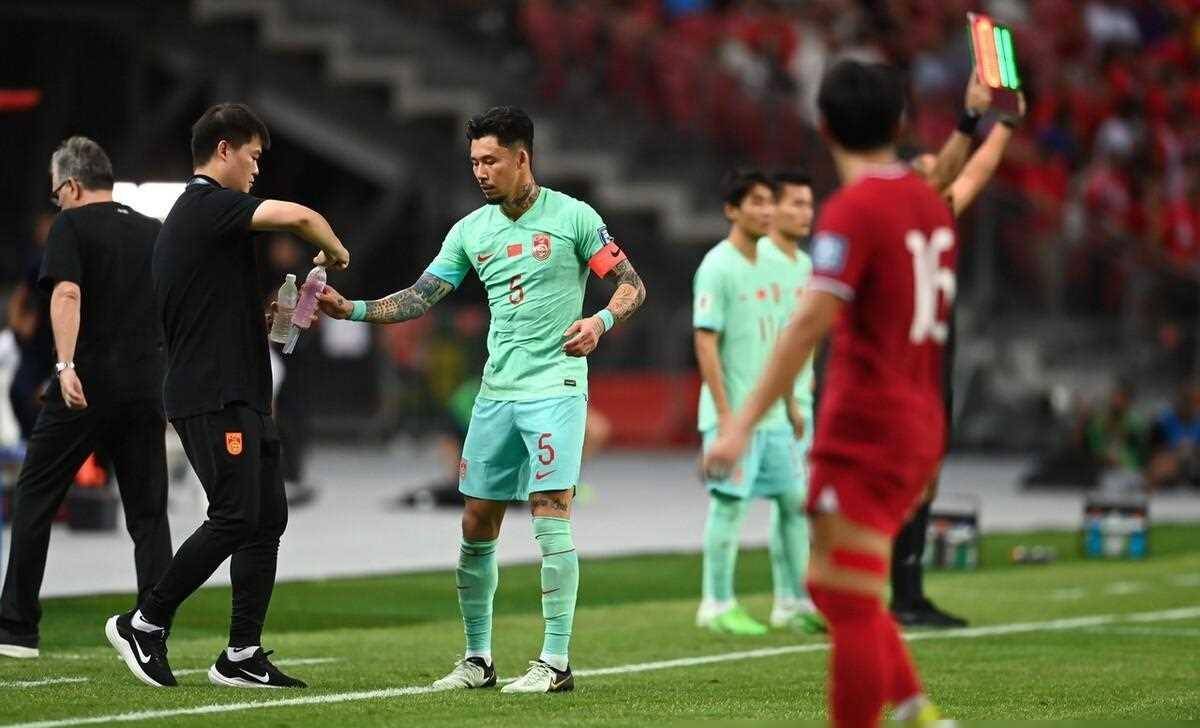 一场惊心动魄的足球比赛,在场球迷欢呼不已的简单介绍 一场惊心动魄的足球比赛,在场球迷欢呼不已的简单介绍